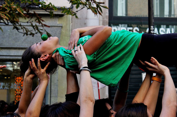 Estudiantes escenifican la muerte de la enseñanza durante una manifestación contra la reforma de Wert (Madrid, octubre de 2012)
